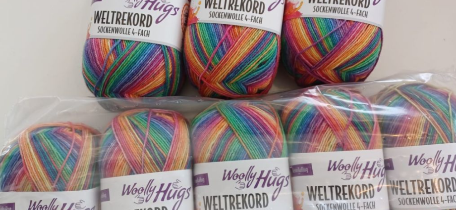 Regenbogenwolle vom Sockenweltrekord von Woolly Hugs